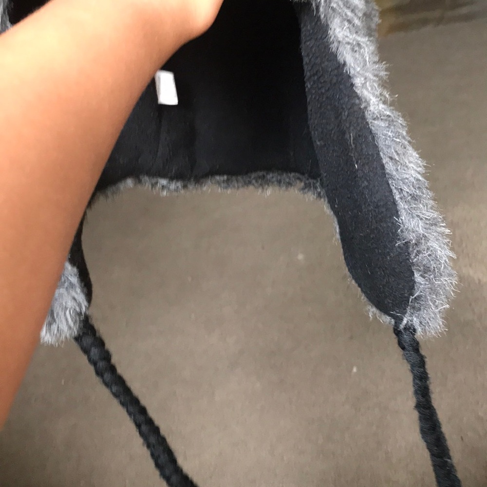 A hat - Picture 4 of 4